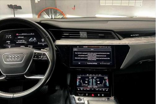 2022 Audi e-tron Premium Plus