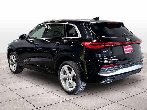 MYTHSO BLACK 2026 Audi Q5 Premium Plus TFSI quattro S tronic
