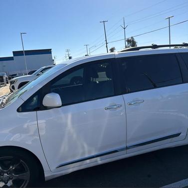 Super White 2017 Toyota Sienna SE