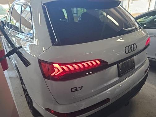 Glacier White Metallic 2023 Audi Q7 55 Premium Plus