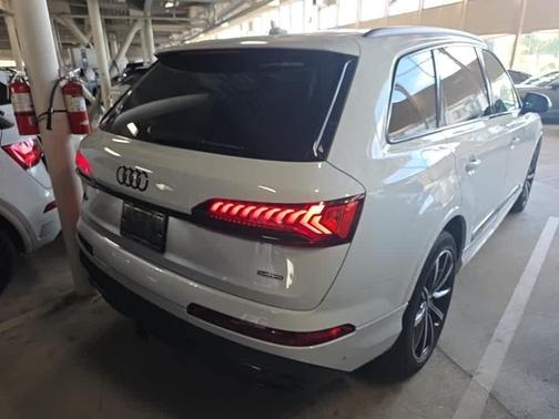 Glacier White Metallic 2023 Audi Q7 55 Premium Plus
