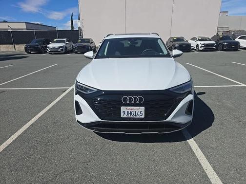 Glacier White Metallic 2024 Audi Q8 e-tron Prestige