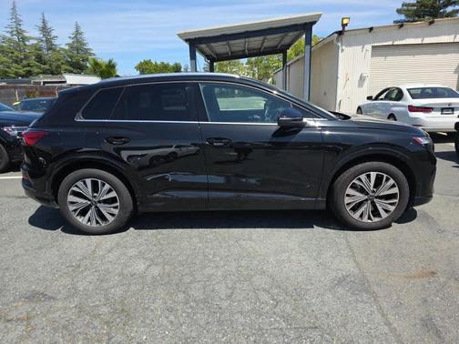 Mythos Black Metallic 2023 Audi Q4 e-tron Premium Plus 40 RWD