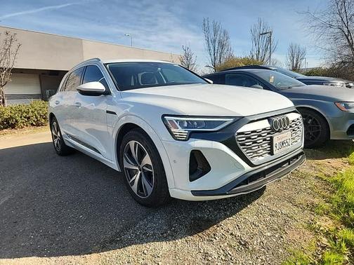 2024 Audi Q8 e-tron Premium Plus
