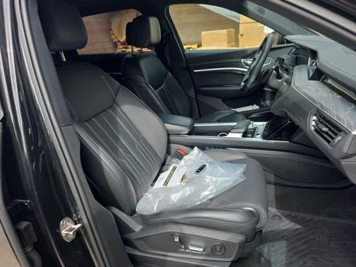 Mythos Black Metallic 2023 Audi e-tron Premiumwe