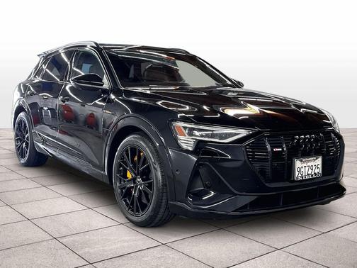 Mythos Black Metallic 2023 Audi e-tron Premiumwe
