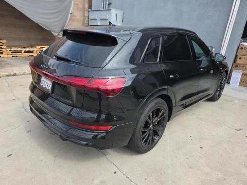 Mythos Black Metallic 2023 Audi e-tron Premiumwe