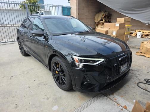 Mythos Black Metallic 2023 Audi e-tron Premiumwe