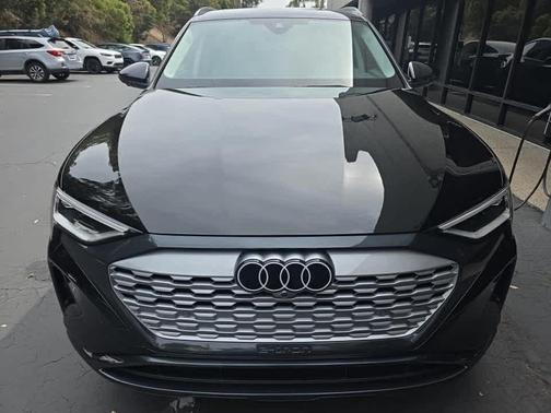 Mythos Black Metallic 2024 Audi Q8 e-tron Premium Plus