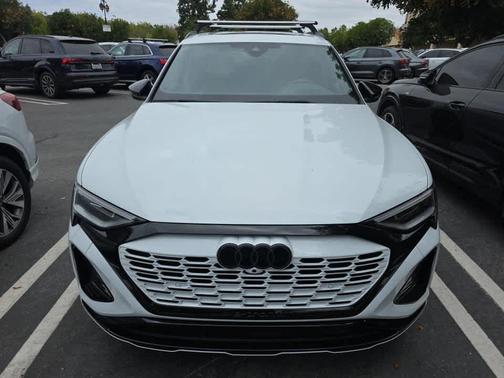 Glacier White Metallic 2024 Audi Q8 e-tron Prestige