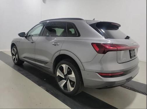 2022 Audi e-tron Premium Plus