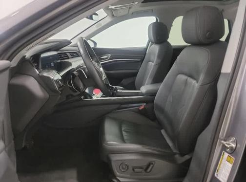 2022 Audi e-tron Premium Plus