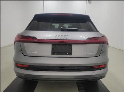 2022 Audi e-tron Premium Plus