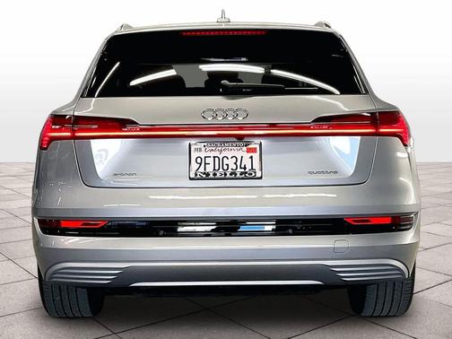 Florett Silver Metallic 2022 Audi e-tron Premium Plus