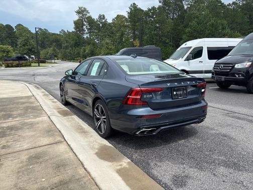 2022 Volvo S60 Recharge Plug-In Hybrid T8 R-Design Expression