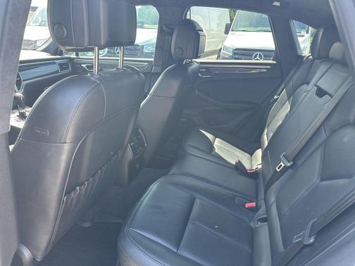 Carrara White Metallic 2018 Porsche Macan Macan Turbo