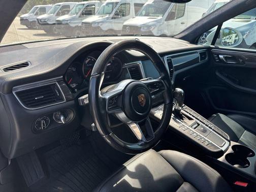 Carrara White Metallic 2018 Porsche Macan Macan Turbo