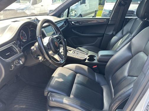 Carrara White Metallic 2018 Porsche Macan Macan Turbo