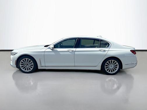 Alpine White 2022 BMW 740 i