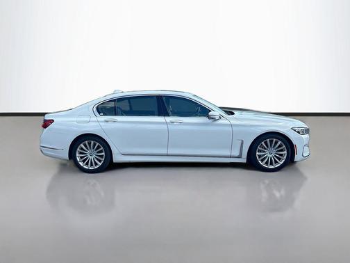 Alpine White 2022 BMW 740 i
