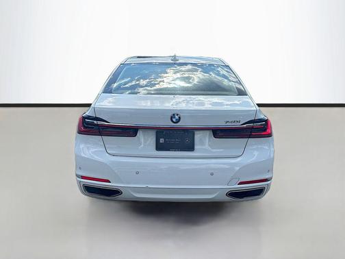 Alpine White 2022 BMW 740 i