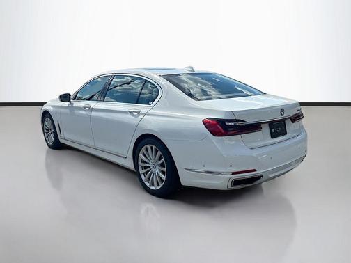 Alpine White 2022 BMW 740 i