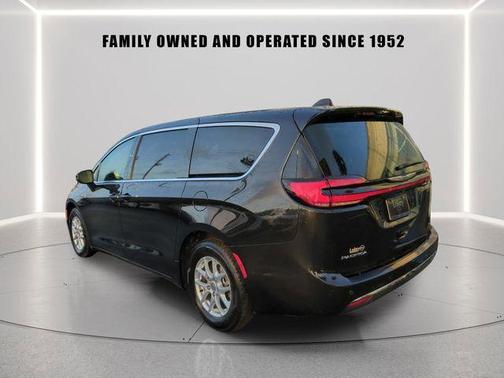 Brilliant Black Crystal Pearlcoat 2023 Chrysler Pacifica Touring-L