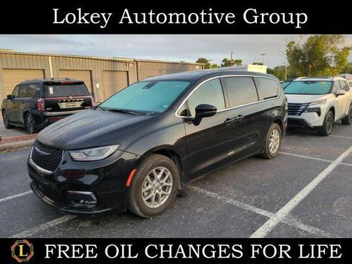 Brilliant Black Crystal Pearlcoat 2023 Chrysler Pacifica Touring-L