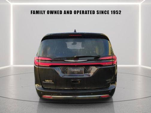 Brilliant Black Crystal Pearlcoat 2023 Chrysler Pacifica Touring-L