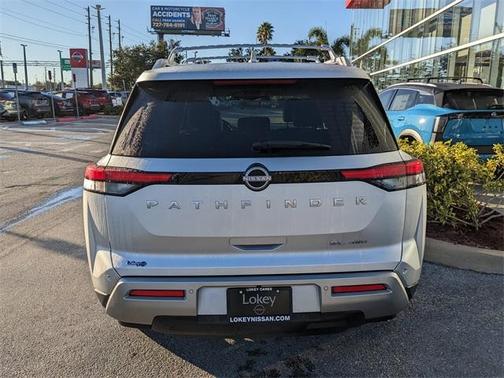 2023 Nissan Pathfinder SL