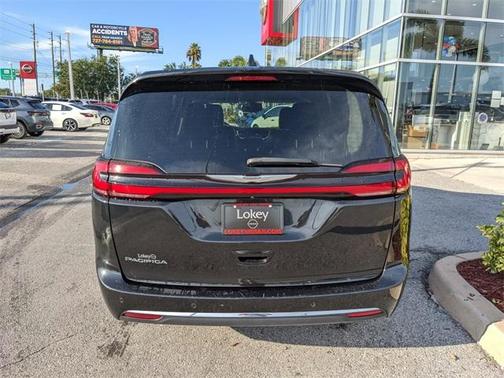 2023 Chrysler Pacifica Touring-L