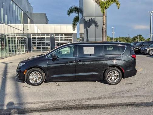 2023 Chrysler Pacifica Touring-L