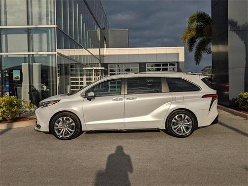 2023 Toyota Sienna Platinum 7 Passenger