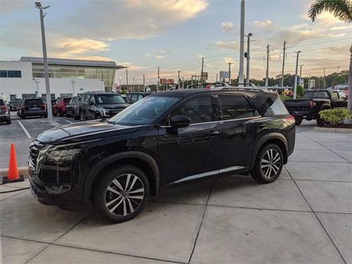 2025 Nissan Pathfinder Platinum