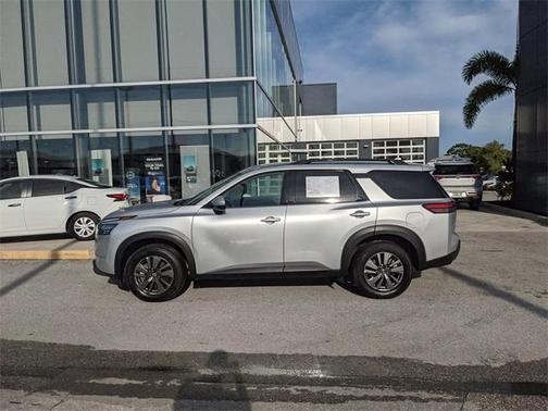 2024 Nissan Pathfinder SV