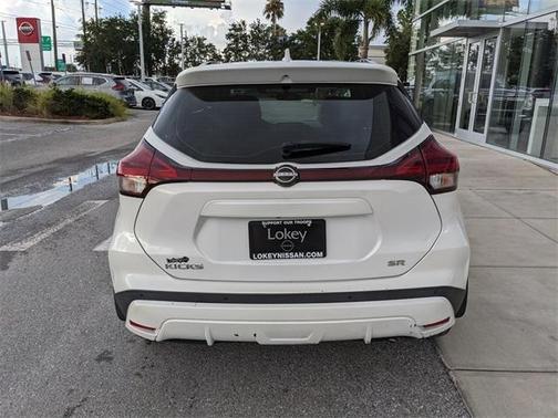 2022 Nissan Kicks SR