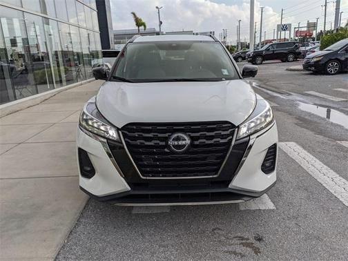 2022 Nissan Kicks SR