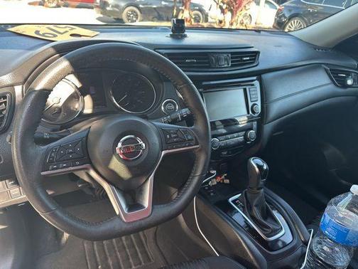 White 2019 Nissan Rogue SV