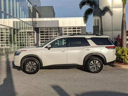 2024 Nissan Pathfinder SV