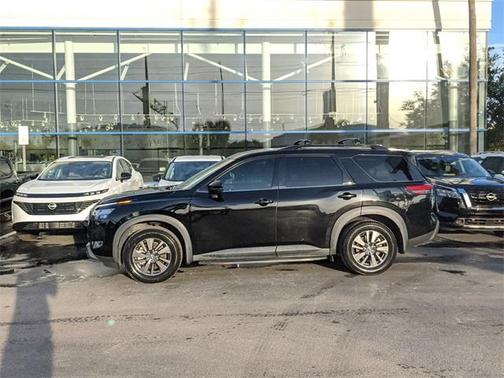 2022 Nissan Pathfinder SV
