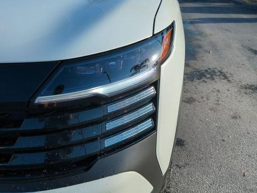 Aspen White Tri 2026 Nissan Kicks SV