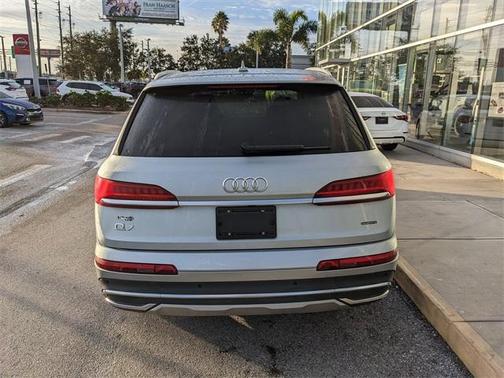 2024 Audi Q7 45 Premium Plus