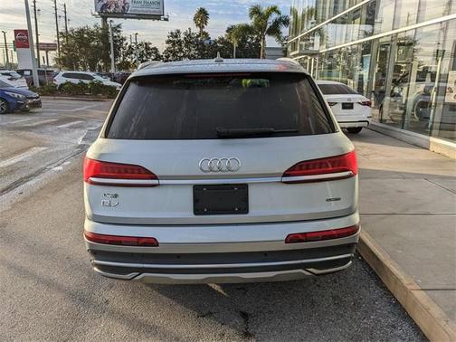 2024 Audi Q7 45 Premium Plus