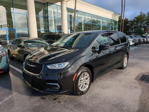 Brilliant Black Crystal Pearlcoat 2023 Chrysler Pacifica Touring-L