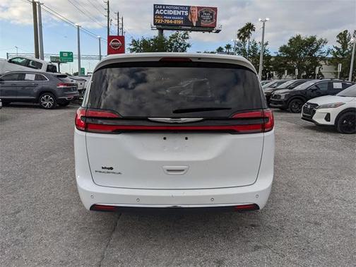 2023 Chrysler Pacifica Touring-L