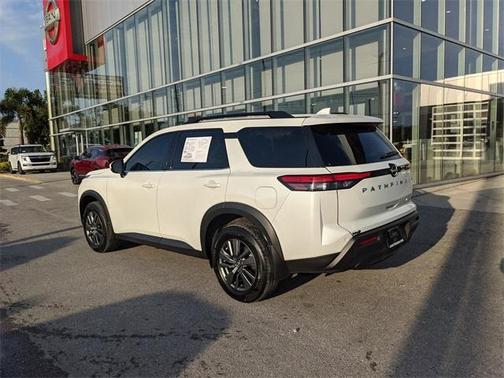 2024 Nissan Pathfinder SV