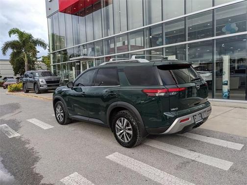 2022 Nissan Pathfinder SL