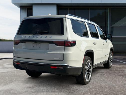Luxury White Pearlcoat 2022 Jeep Wagoneer Series III