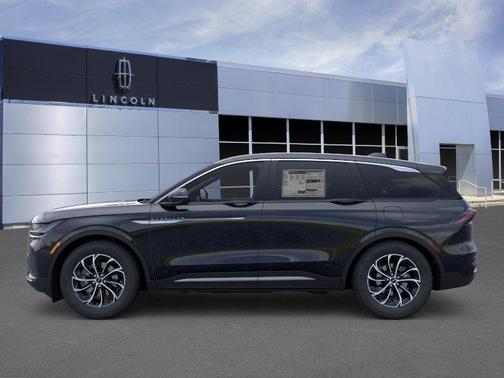 Infinite Black Metallic 2026 Lincoln Nautilus Premiere