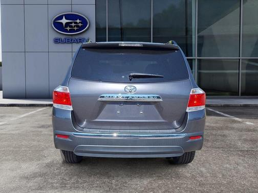 Magnetic Gray Metallic 2013 Toyota Highlander SE